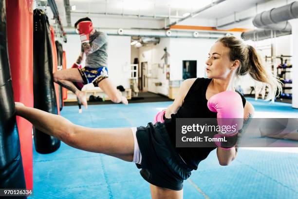 kickboxers amadoras formação sobre malas pesadas - sparring training - fotografias e filmes do acervo