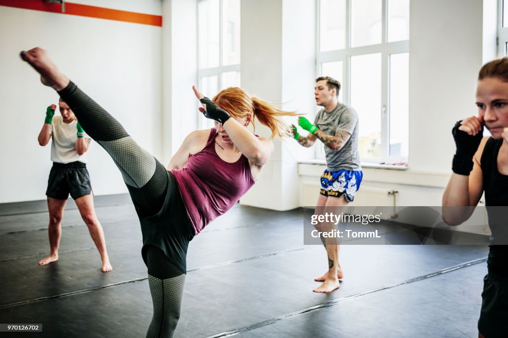 Amateur Kickboxer verschiedene Kicks Musizieren