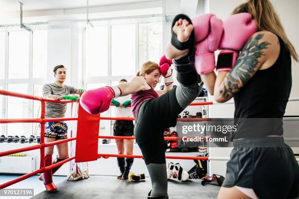 donne che lottano nella palestra di boxe tailandese - sparring foto e immagini stock