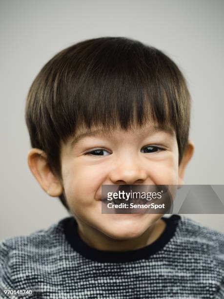 本当の子供がこぼれるような笑顔で - sensorspot ストックフォトと画像