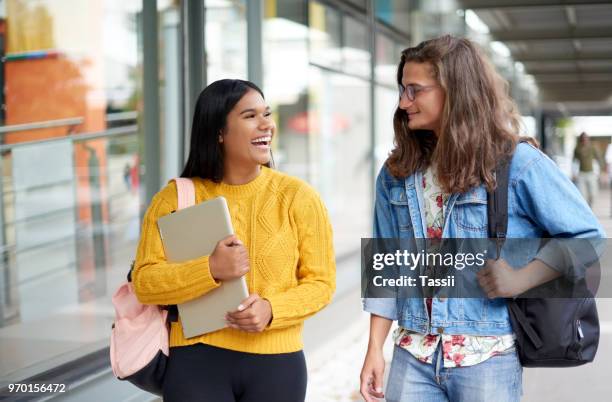 college livet är något bättre eftersom vi är tillsammans - tertiär bildbanksfoton och bilder