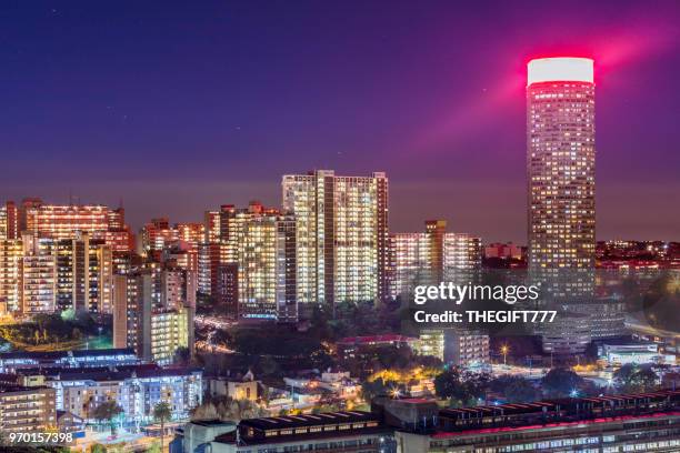 joanesburgo cidade panorama sunflare com a torre - 777 tower - fotografias e filmes do acervo