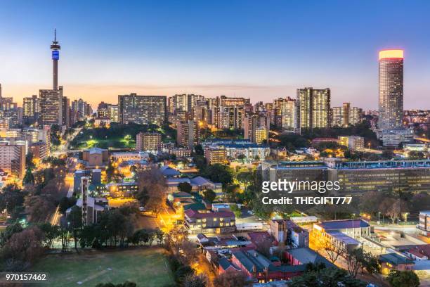 johannesburg-stadt-panorama-sunflare mit dem turm - african cityscape stock-fotos und bilder