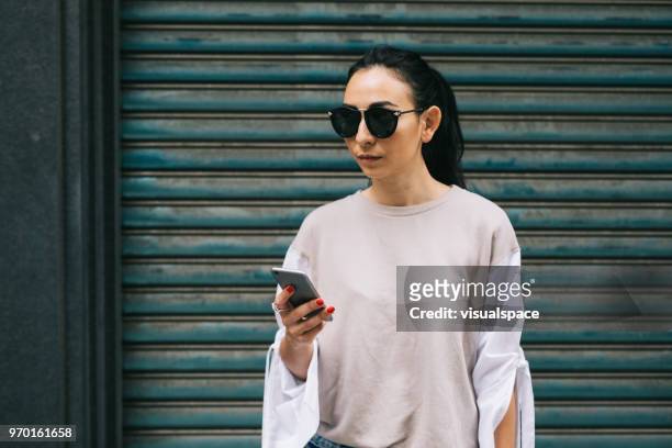 mujer con smartphone con espacio de copia - eurasia fotografías e imágenes de stock
