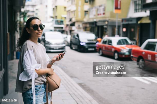 mujer esperando en taxi - eurasia fotografías e imágenes de stock