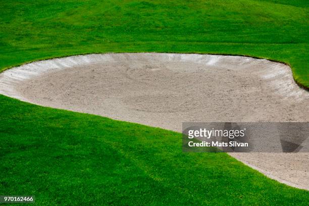 sand trap on golf course - bunker campo da golf - fotografias e filmes do acervo