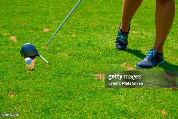 golfer on the tee box with broken golf club driver - broken golf club stock pictures, royalty-free photos & images