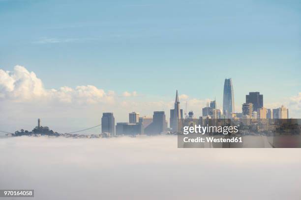 usa, california, san francisco, fog - skyline san francisco stock-fotos und bilder