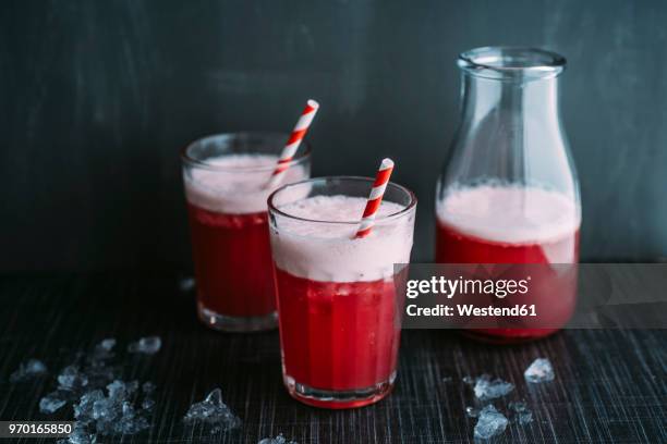 drink: switchel, drink with ginger, apple vinegar, coconut water, cranberry juice, lemon, cruched ice, honey - ghiaccio tritato foto e immagini stock