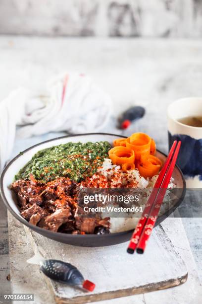 vegan teriyaki bowl with pulled teriyaki beef made from jackfruit, spinach, rice and carrots - pulled beef stock pictures, royalty-free photos & images