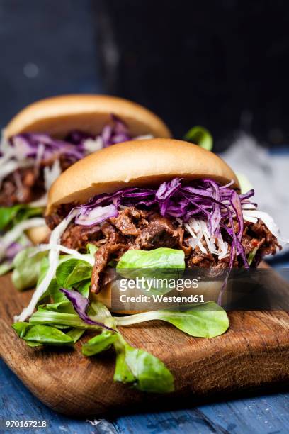 vegan jackfruit jurger with red cabbage, white cabbage, lamb's lettuce - veggie burger stock pictures, royalty-free photos & images