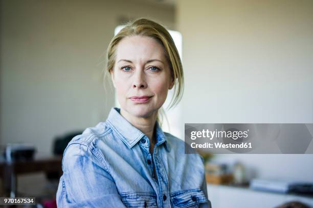 portrait of blond businesswoman wearing denim shirt - 2018 resolution photos et images de collection