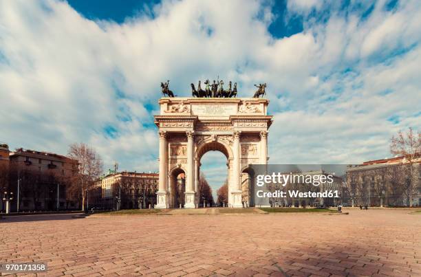 italy, lombardy, milan, arco della pace, triumphal arch - milão imagens e fotografias de stock