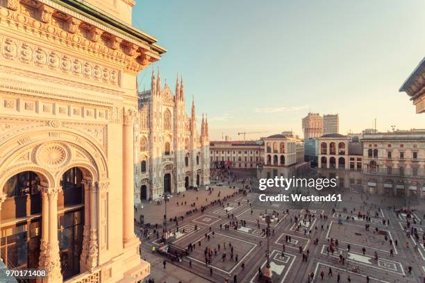 italy, lombardy, piazza del duomo in milan seen from the galleria vittorio emanuele ii - milaan stockfoto's en -beelden