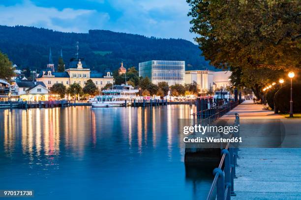 austria, vorarlberg, bregenz, lake constance, harbour, lakeside promenade, kunsthaus bregenz in the evening - bodensee stock-fotos und bilder