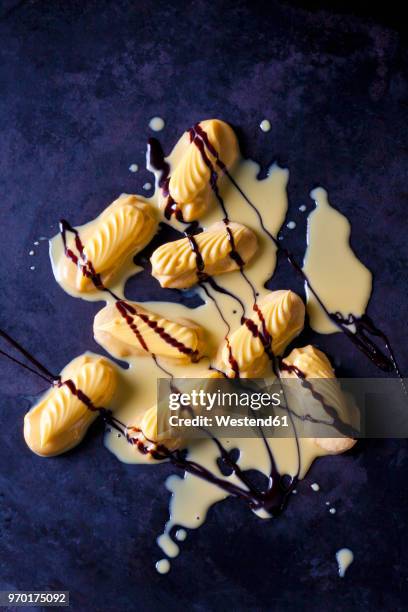 shortcrust pastry with egg liquer and chocolate sauce on dark ground - shortcrust pastry stock pictures, royalty-free photos & images