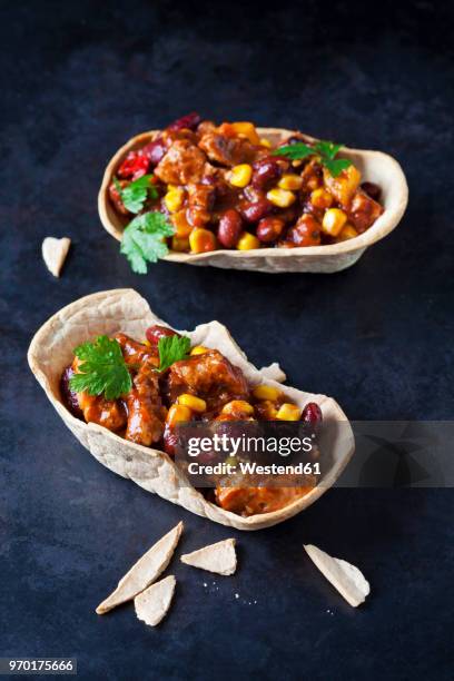 vegetarian chili with soy meat cut into strips in edible bowls - flat leaf parsley - fotografias e filmes do acervo