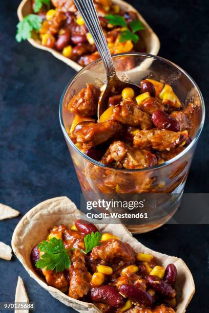 vegetarian chili with soy meat cut into strips - slätpersilja bildbanksfoton och bilder