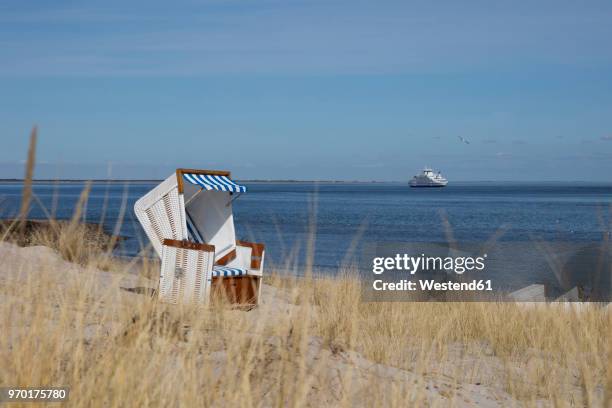 germany, schleswig-holstein, sylt, list, empty hooded beach chair, cruise ship in the background - spartan cruiser stock pictures, royalty-free photos & images