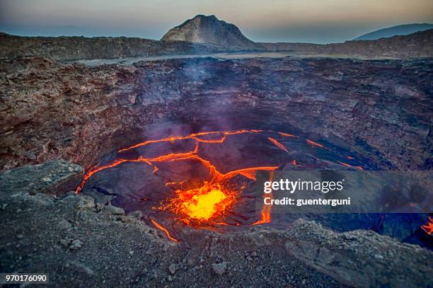 vista sul lago lavico del vulcano erta ale, etiopia - etiopia foto e immagini stock