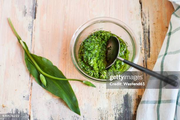 vegan pesto made from ramson, almonds, olive oil - pesto imagens e fotografias de stock