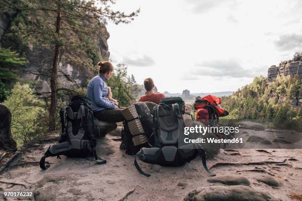 germany, saxony, elbe sandstone mountains, friends on a hiking trip having a break - elbsandsteingebirge stock-fotos und bilder