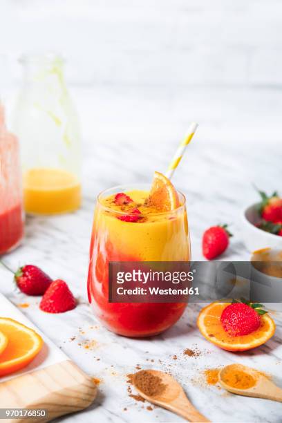 strawberry and orange smoothie with curcuma and cinnamon on marble - curcuma 個照片及圖片檔