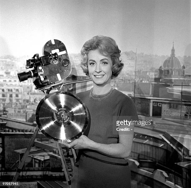 Actrice française Danielle Darrieux pose avec son disque d'or, le 28 décembre 1959 aux Studios de Saint-Maurice, aux portes de Paris. Créatrice de...