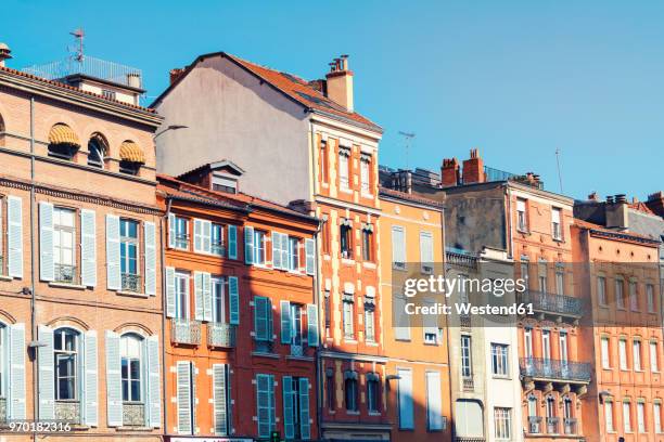 france, haute-garonne, toulouse, old town, historic buildings at place saint-etienne - toulouse fotografías e imágenes de stock