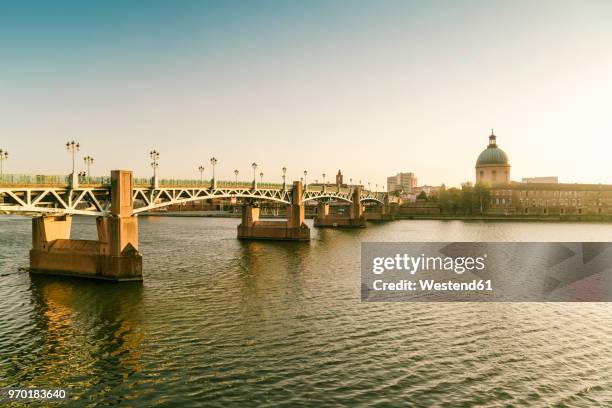 france, haute-garonne, toulouse, garonne river with pont saint pierre, museum of medical and chapelle saint-joseph de la grave in the evening - haute garonne stock pictures, royalty-free photos & images