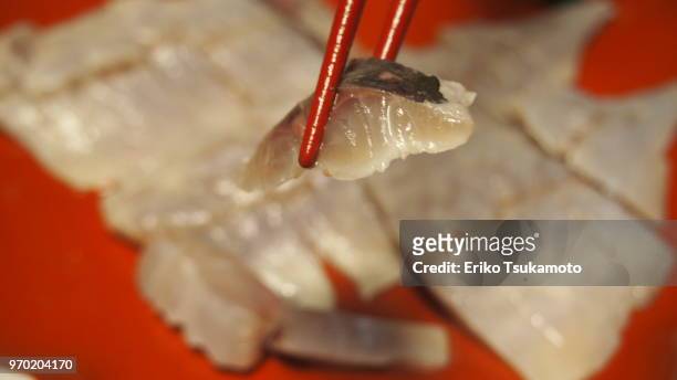 pov food chopstick picking up vinegar-marinated aji fish (japanese horse mackerel) - eriko tsukamoto foto e immagini stock