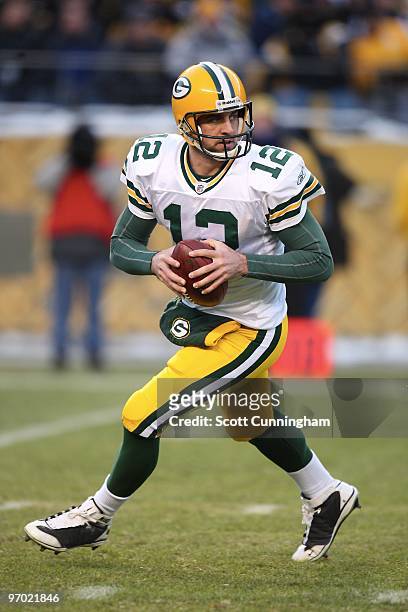 Aaron Rodgers of the Green Bay Packers passes against the Pittsburgh Steelers at Heinz Field on December 20, 2009 in Pittsburgh, Pennsylvania.