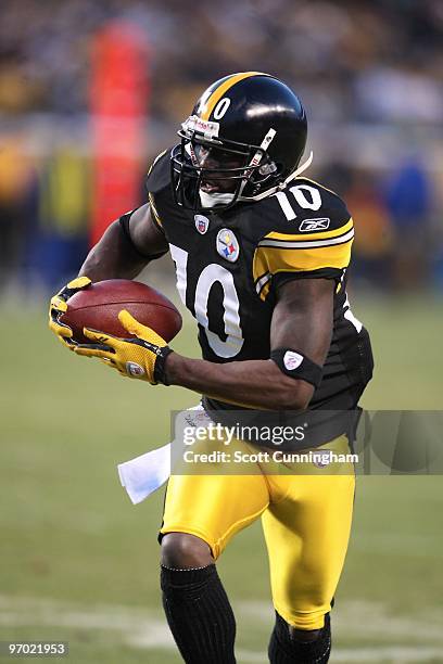 Santonio Holmes of the Pittsburgh Steelers runs with a catch against the Green Bay Packers at Heinz Field on December 20, 2009 in Pittsburgh,...