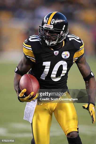 Santonio Holmes of the Pittsburgh Steelers runs with a catch against the Green Bay Packers at Heinz Field on December 20, 2009 in Pittsburgh,...