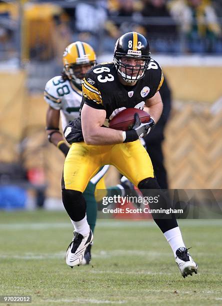 Heath Miller of the Pittsburgh Steelers runs with a catch against the Green Bay Packers at Heinz Field on December 20, 2009 in Pittsburgh,...