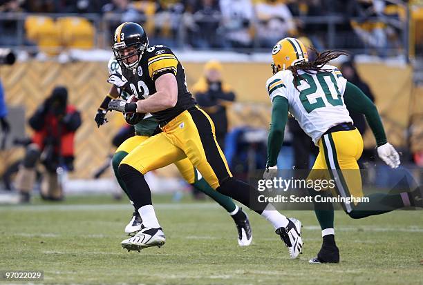 Heath Miller of the Pittsburgh Steelers runs with a catch against the Green Bay Packers at Heinz Field on December 20, 2009 in Pittsburgh,...