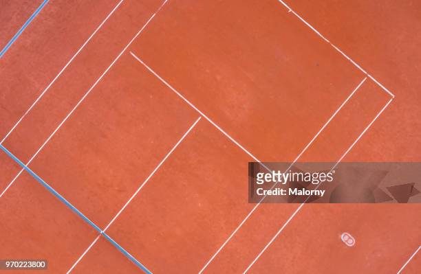 tennis court. aerial view, directly above. drone view. - tennis court fotografías e imágenes de stock