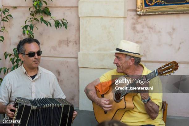 アルゼンチンのブエノスアイレスでタンゴを再生 2 つのストリートミュージ シャン - tango ストックフォトと画像