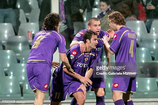 Fiorentina players celebrate a goal scored by Alberto Gilardino during the Serie A match between ACF Fiorentina and AC Milan at Stadio Artemio...