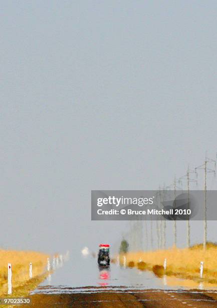 outback heat - miraggio foto e immagini stock