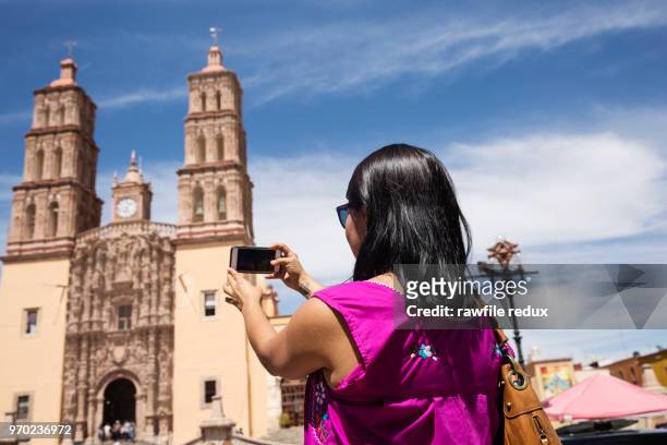 a tourist taking a photograph - dolores hidalgo - fotografias e filmes do acervo