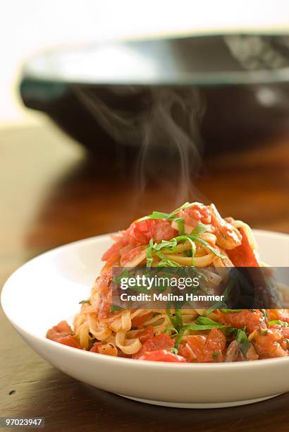 fresh tomato pasta - tomatenpasta stockfoto's en -beelden