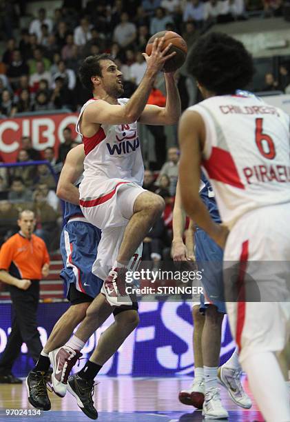 Olympiacos's Halperin Yotam jumps for a basket during their Euroleague basketball match Olympiacos vs Cibona in Zagreb on Feburary 24, 2010 AFP...