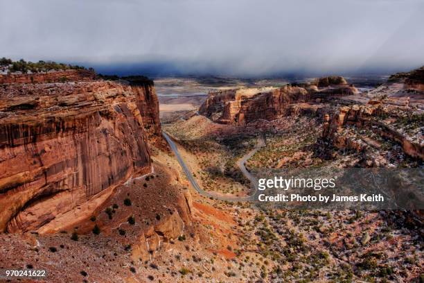 driving along the historic rim rock drive at the higher elevations of the colorado national monument.the view of the valley below with grand junction in the distance. - colorado national monument 個照片及圖片檔
