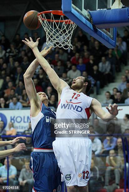 Olympiacos's Josh Childress vies with Cibona's Leon Radosevic during their Euroleague basketball match Olympiacos vs Cibona in Zagreb on Feburary 24,...