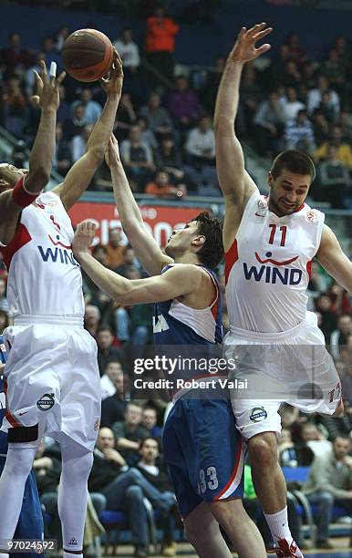 Josh Childress and Linas Kleiza of Olympiacos Piraeus compete with Marko Tomas of Cibona during the Euroleague Basketball 2009-2010 Last 16 Game 4...