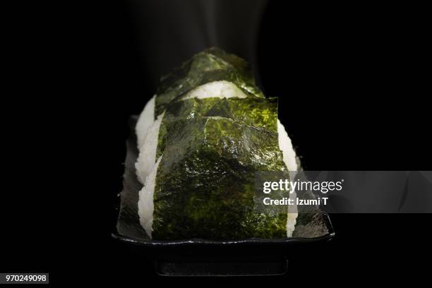 rice ball - nori photos et images de collection