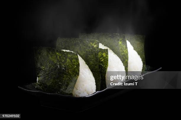 rice ball - nori photos et images de collection