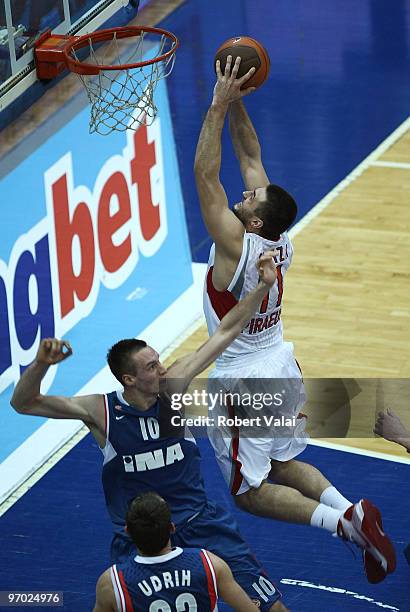 Vedran Vukusic of Cibona in action against Linas Kleiza of Olympiacos Piraeus during the Euroleague Basketball 2009-2010 Last 16 Game 4 between KK...