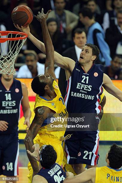 Bostjan Nachbar, #21 of Efes Pilsen Istanbul competes with and D�or Fischer, #21 of Maccabi Electra Tel Aviv competes with in action during the...